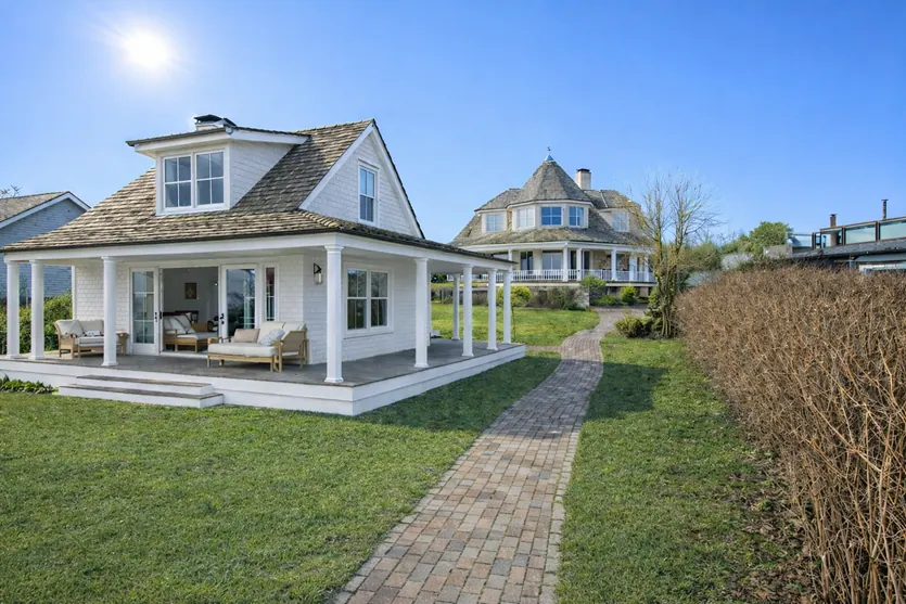 Strandhaus und Haupthaus von Villa Boreal im Ensemble