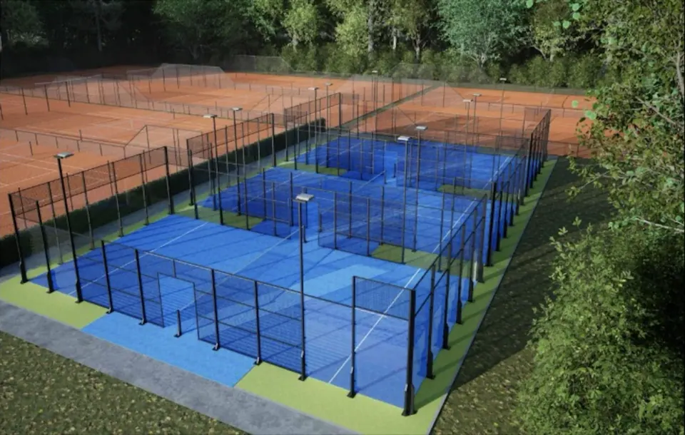 Tennisplatz im warmen Abendlicht an der Flensburger Förde — sportlich aktiv im Urlaub