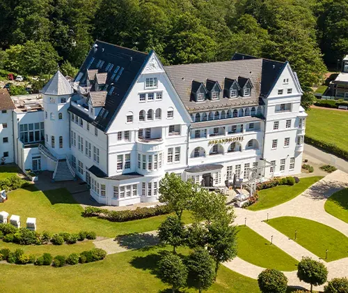 Luxuriöser Wohnbereich im Ferienhaus Ostsee mit Panoramafenster und Blick auf das Meer