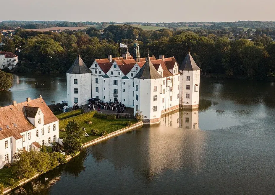 Schloss Glücksburg spiegelt sich im Schlossteich – historisches Wahrzeichen an der Ostsee
