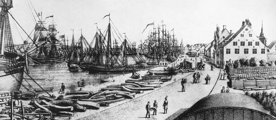 Historischer Hafen von Flensburg mit Kaufmannshöfen und Segelbooten