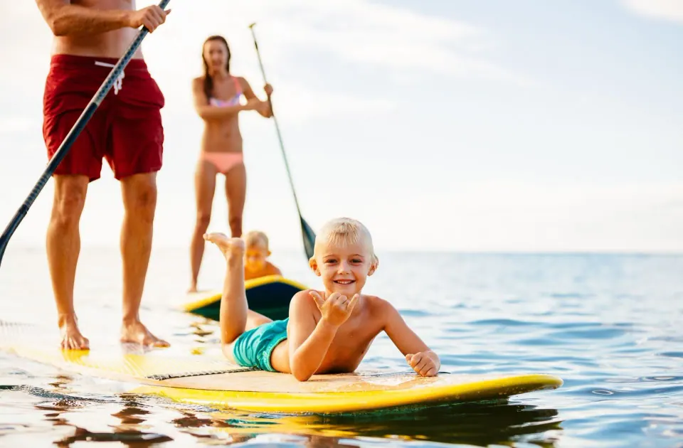 Kinder spielen am Strand der Flensburger Förde