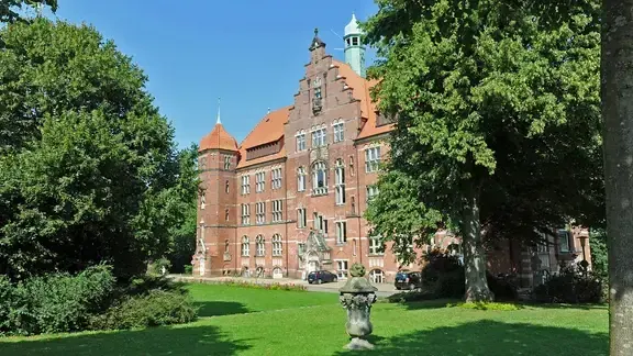Historisches Museumsgebäude in Flensburg mit Backsteinfassade und Museumshafen im Hintergrund