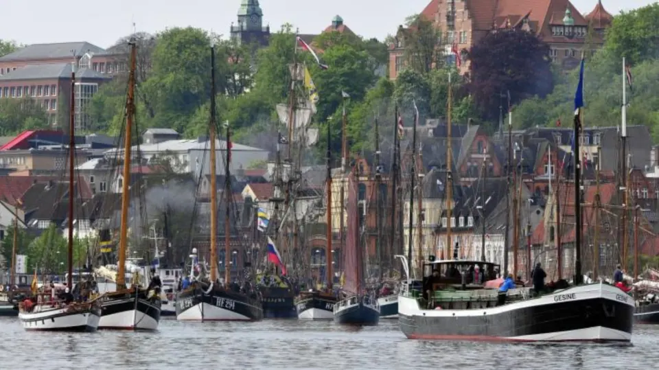Traditionelle Gaffelsegler mit roten Segeln auf der Flensburger Förde während der Rum-Regatta