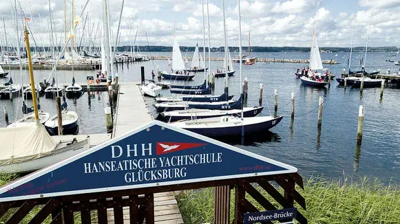 Segelboote und Surfer auf der Flensburger Förde – Ostsee-Urlaub Wassersport