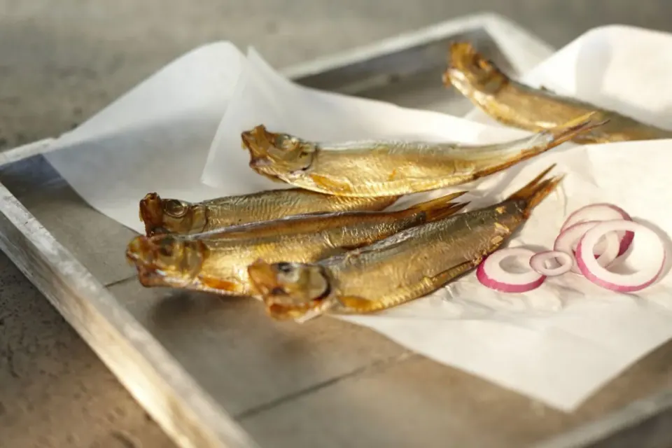 Frisch zubereitetes Fischgericht mit Kräutern – typische Küche der Flensburger Förde