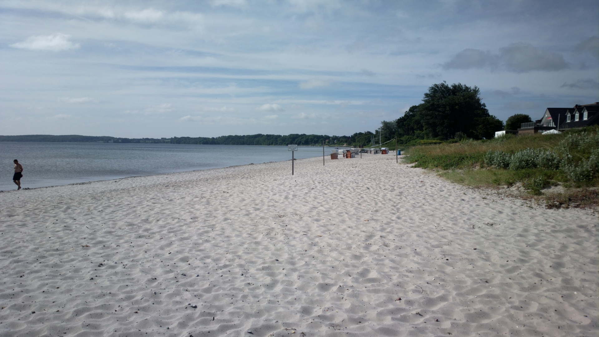 Strand an der Flensburger Förde bei Glücksburg – goldenes Abendlicht über dem Wasser
