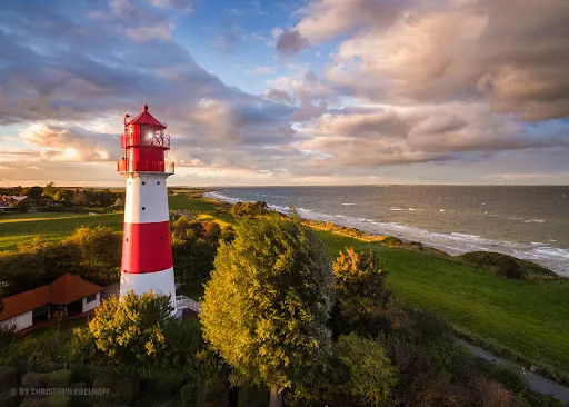 Leuchtturm Falshöft — rot-weiß gestreifter Gusseisenturm von 1910 in der Geltinger Bucht
