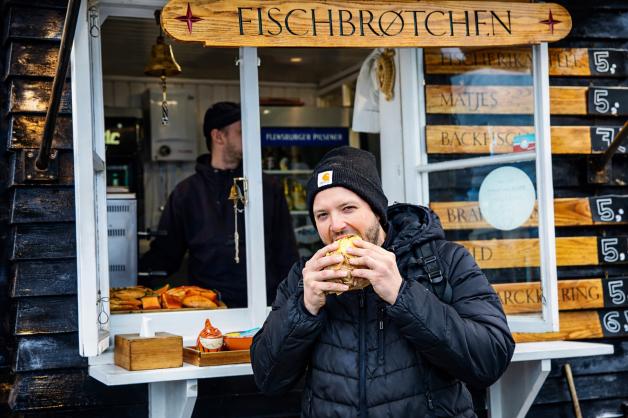 Fischbrötchen-Stand am Flensburger Hafen — norddeutsche Spezialität
