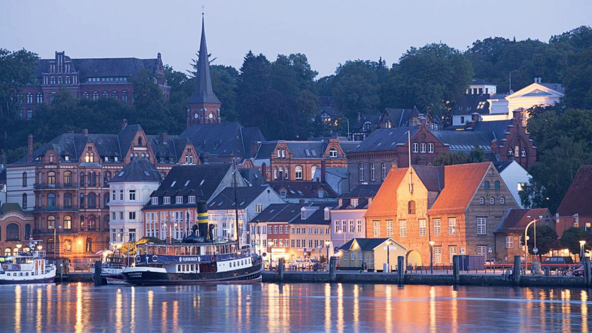 Flensburger Hafen zur blauen Stunde — Dampfer Alexandra und historische Fassaden