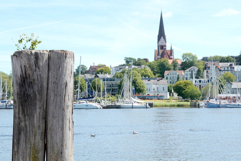 Blick über den Flensburger Hafen auf die St.-Jürgen-Kirche