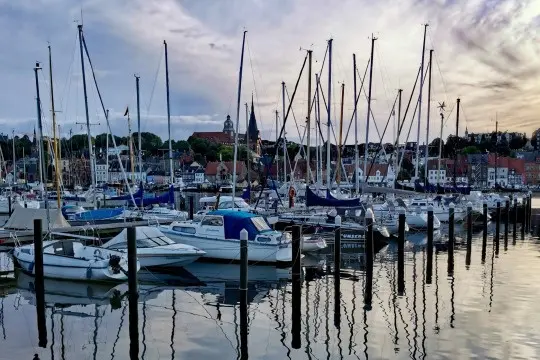 Marina im Flensburger Hafen bei Abendstimmung mit Segelbooten