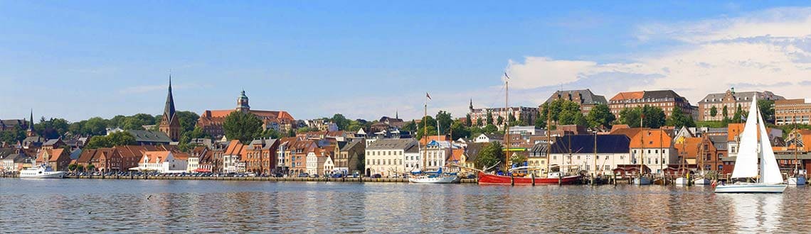 Flensburg Panorama vom Wasser — Altstadt mit Marienkirche und Segelboot