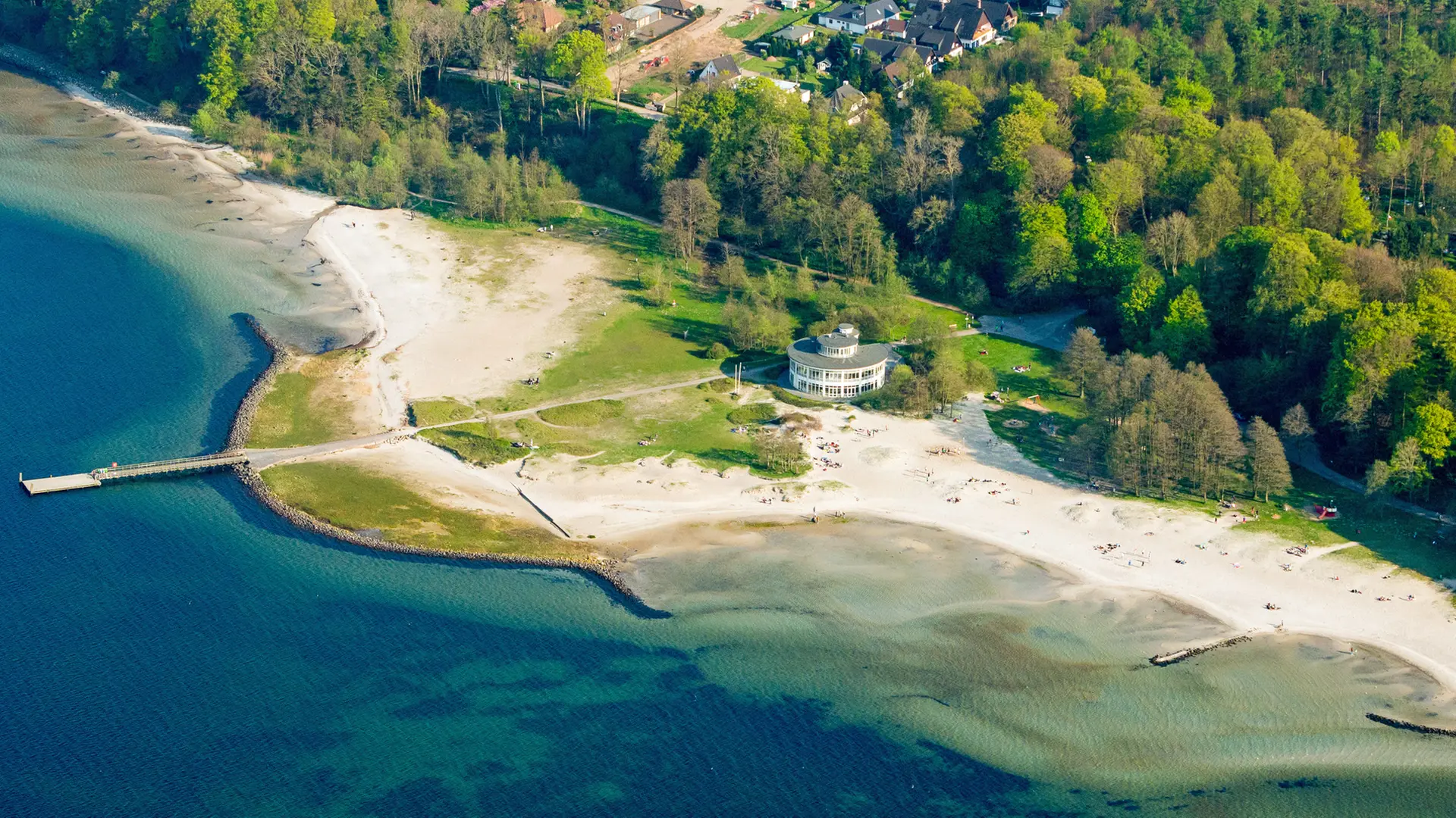Luftaufnahme Strand und Seebrücke bei Glücksburg an der Flensburger Förde