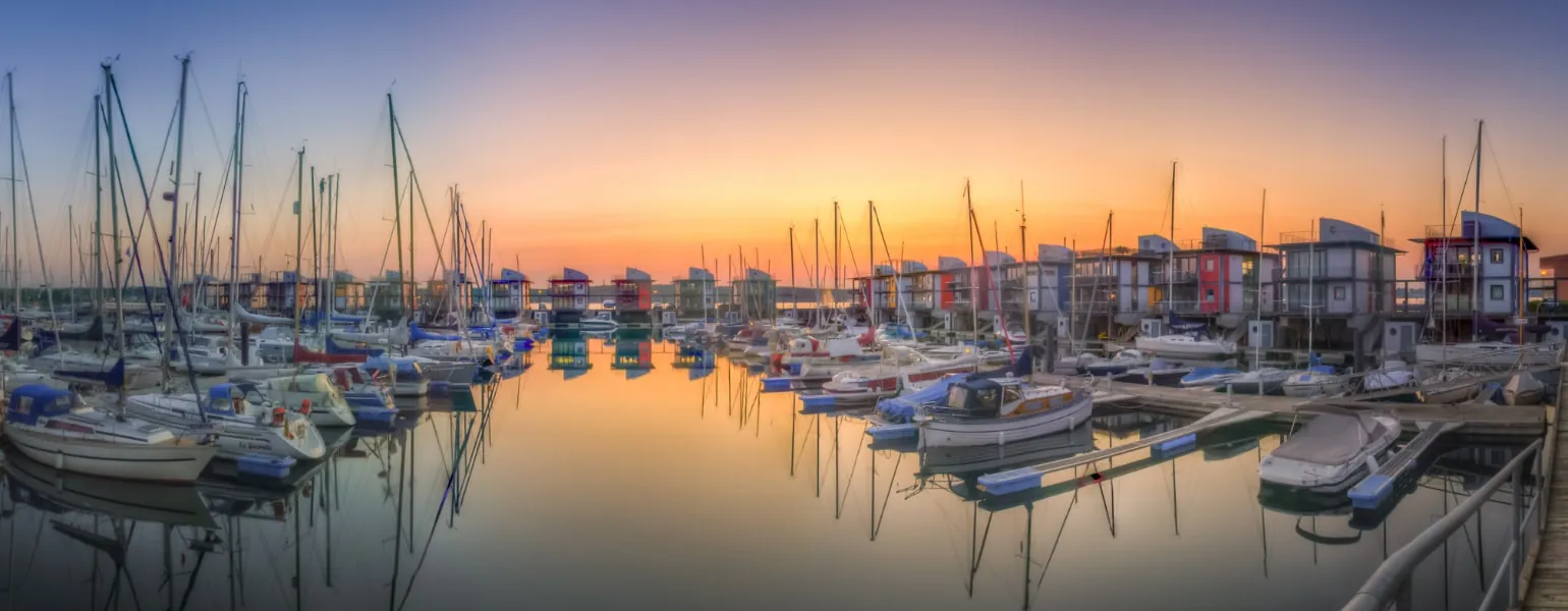 Flensburger Hafen bei Sonnenuntergang mit Segelbooten und Hafenhäusern