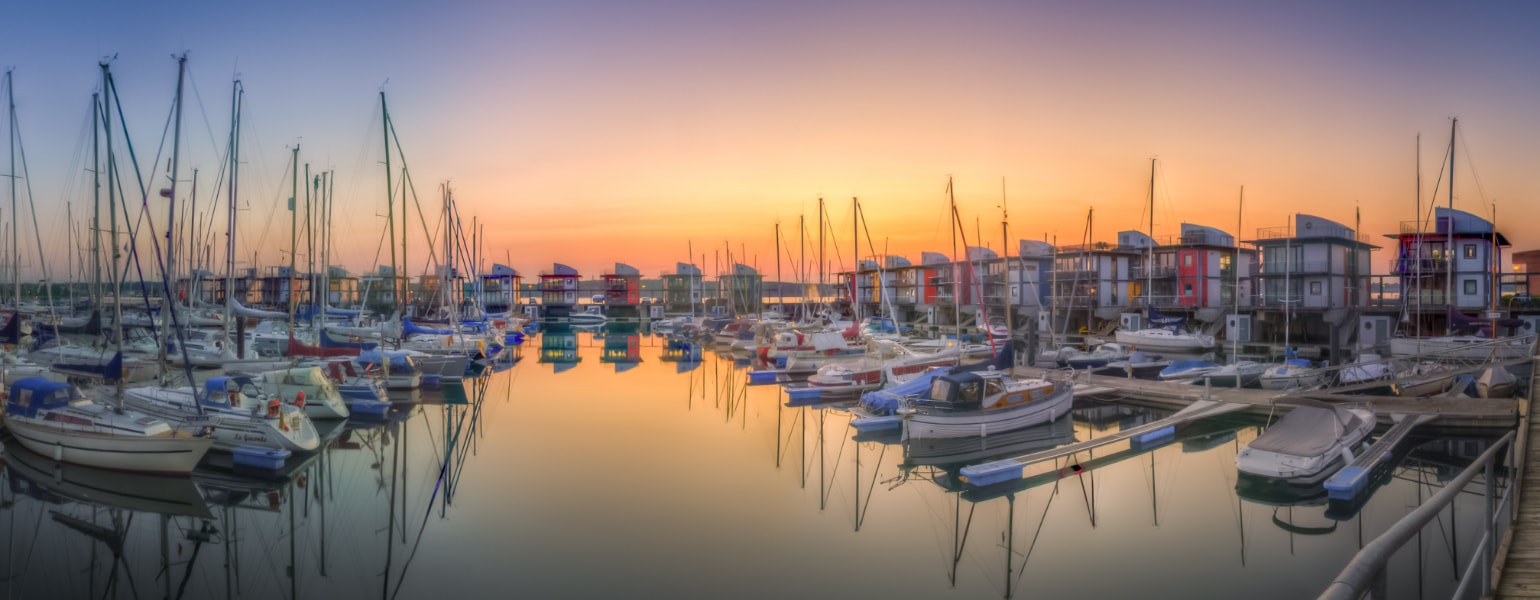 Flensburger Hafen bei Sonnenuntergang mit Segelbooten und Hafenhäusern