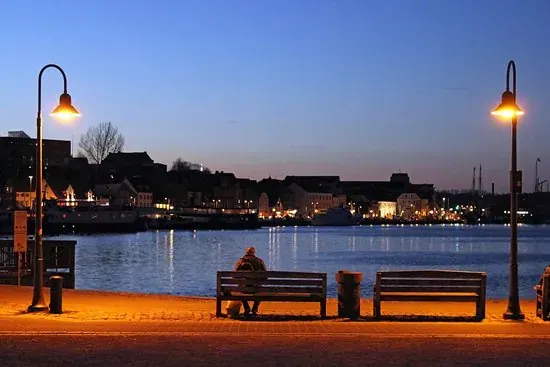 Hafenspitze Flensburg bei Nacht — romantische Abendstimmung am Wasser