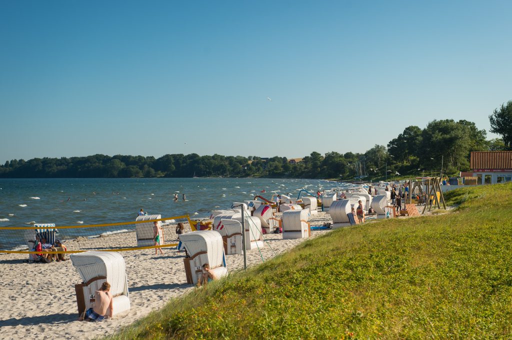 Strandkörbe und Badegäste am Strand von Holnis an der Flensburger Förde