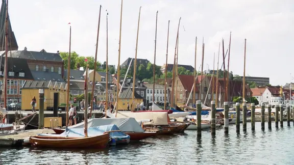 Holzboote im Museumshafen Flensburg mit Altstadt im Hintergrund