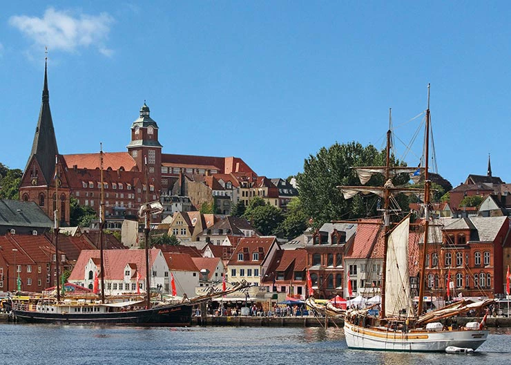 Museumshafen Flensburg mit historischen Segelschiffen und Altstadtkulisse