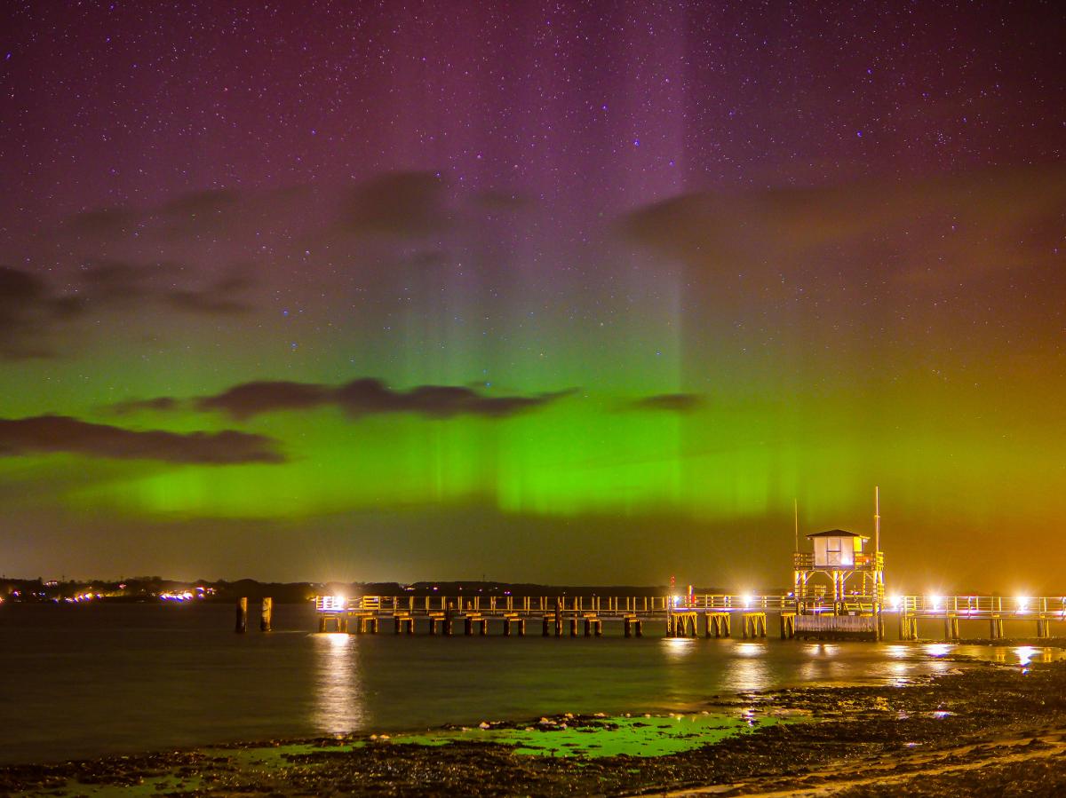 Nordlichter über der Flensburger Förde — Aurora Borealis an der Seebrücke