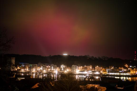 Polarlichter über Flensburg — rotes Nordlicht über der Hafenstadt