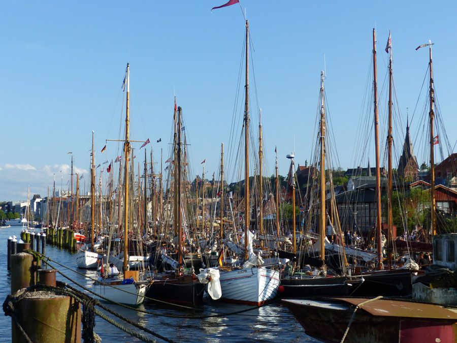 Historische Segelschiffe bei der Rum-Regatta im Flensburger Hafen