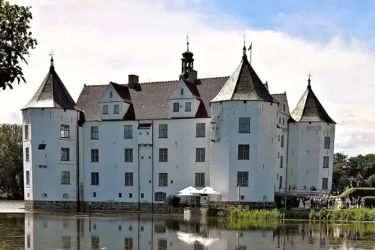 Schloss Glücksburg von der Seeseite mit Türmen und Wassergraben