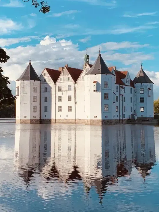 Schloss Glücksburg spiegelt sich im Schlossteich