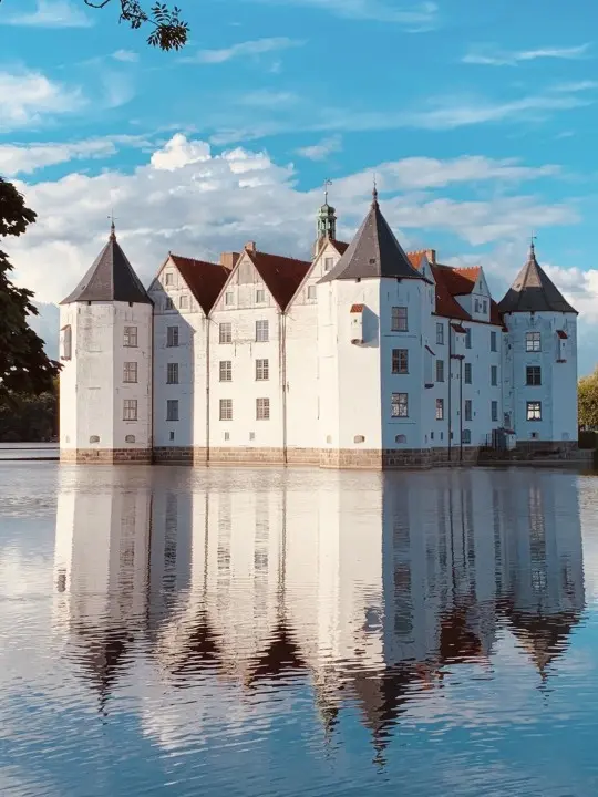 Schloss Glücksburg — Wasserschloss mit Spiegelung im Schlossteich