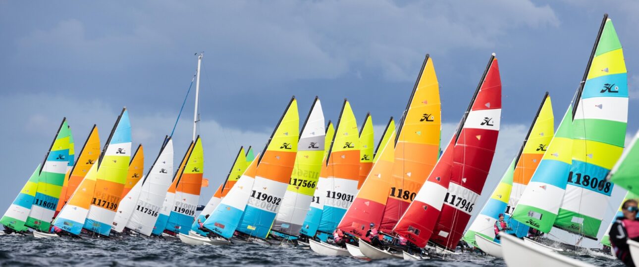 Bunte Segelregatta auf der Flensburger Förde mit Hobie Cat Katamaranen