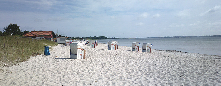 Strandkörbe am Strand Holnis Drei mit Blick auf die Flensburger Förde