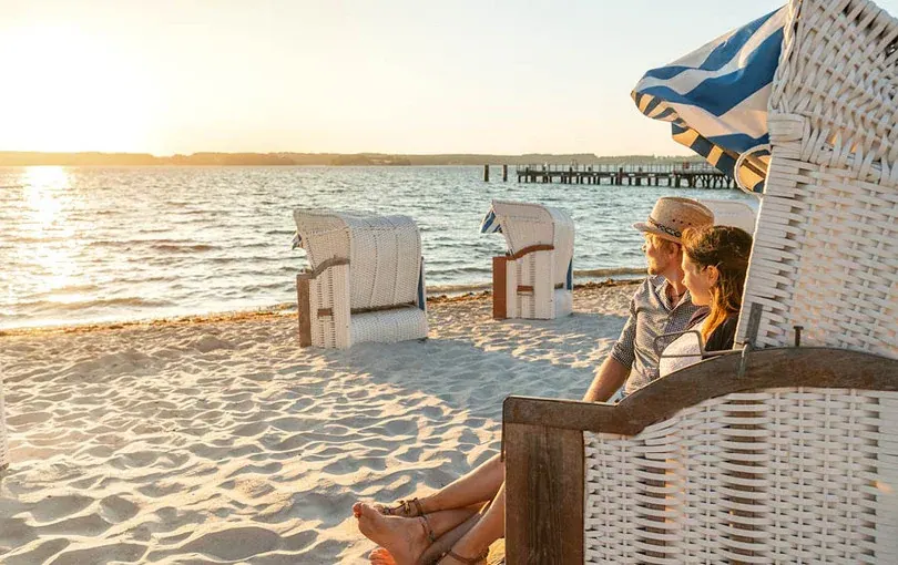 Paar am Strand bei Sonnenuntergang an der Ostsee