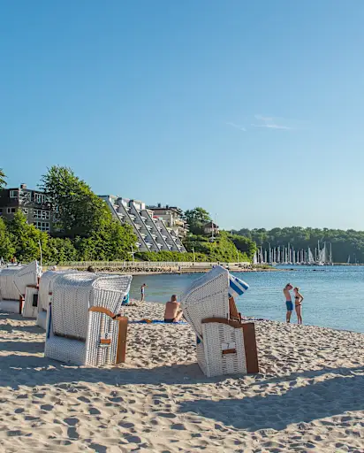 Strandkörbe am Sandstrand von Sandwig in Glücksburg bei Sonnenschein