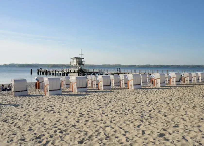 Strandkörbe an der Flensburger Förde im Hochsommer