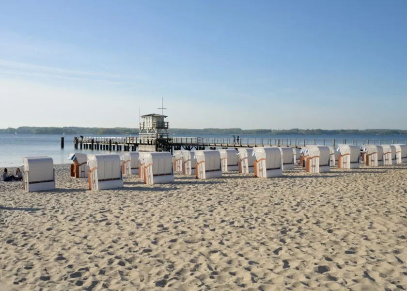 Strandkörbe an der Flensburger Förde im Sommer — Sandwig, Glücksburg
