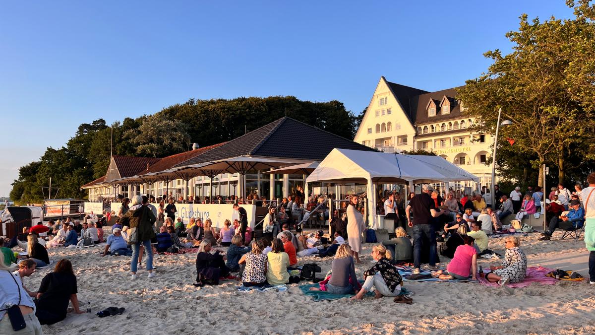 Strandleben am Strandhotel Glücksburg bei Abendveranstaltung