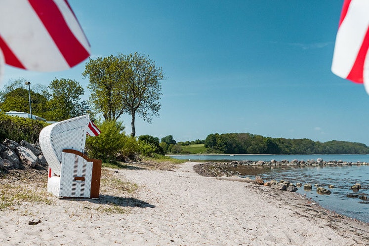Strandkorb am Strand von Bockholmwik mit Blick auf die Flensburger Förde