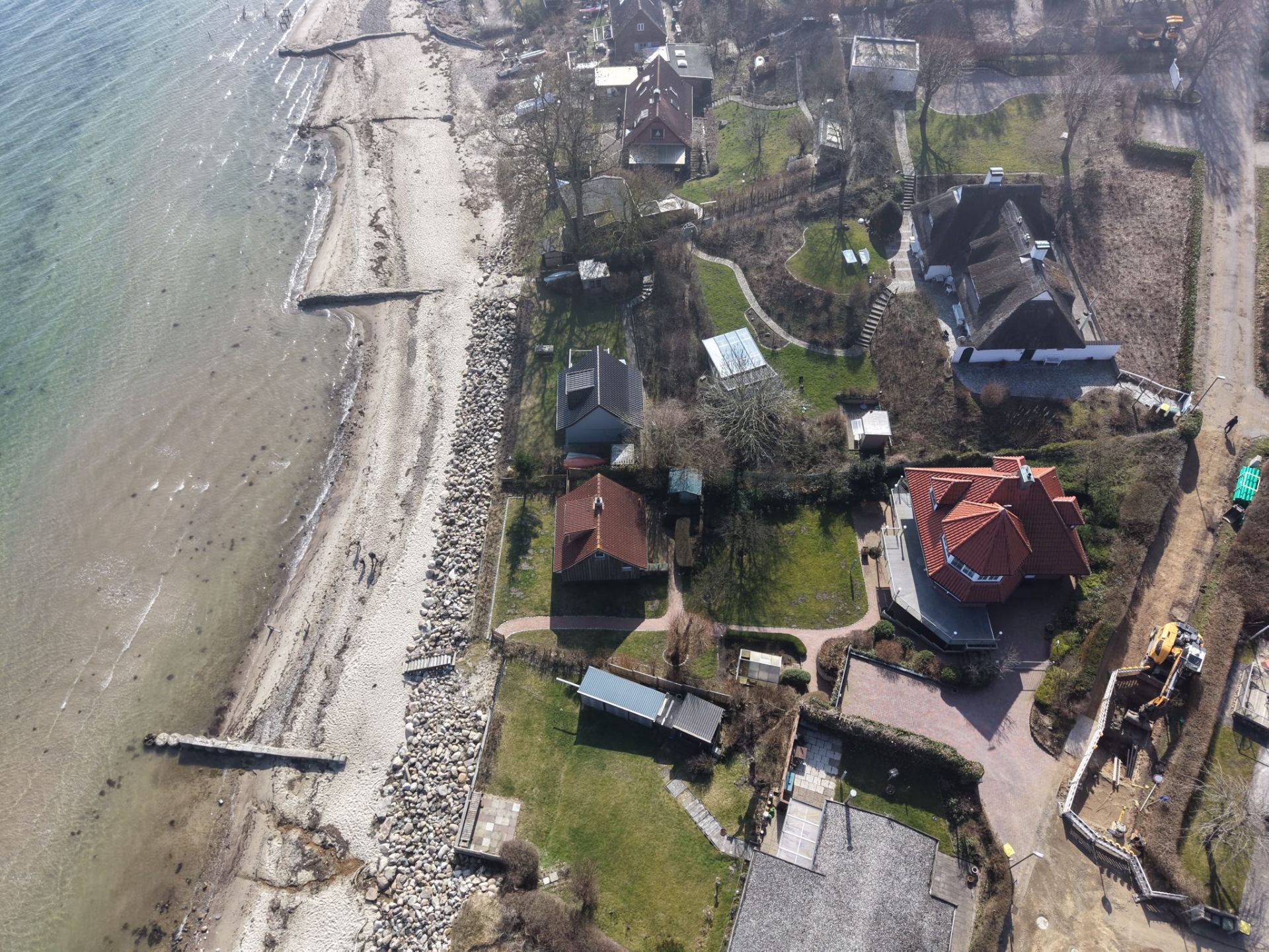 Luftaufnahme von Bockholm mit Strand, Steg und Häusern an der Flensburger Förde